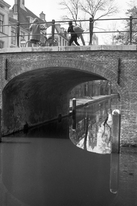 65197 Gezicht op de Quintijnsbrug over de Nieuwegracht te Utrecht, uit het zuidoosten.